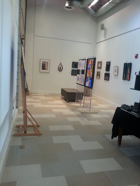 There’s an art gallery and a grand-piano salon with a coffee bar where musicians sometimes play for residents, and for those who love the arts.